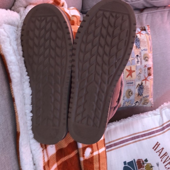 Size 9 USA Koolaburra by Ugg booties. Soft fake fur on top of booties. - Picture 3 of 6